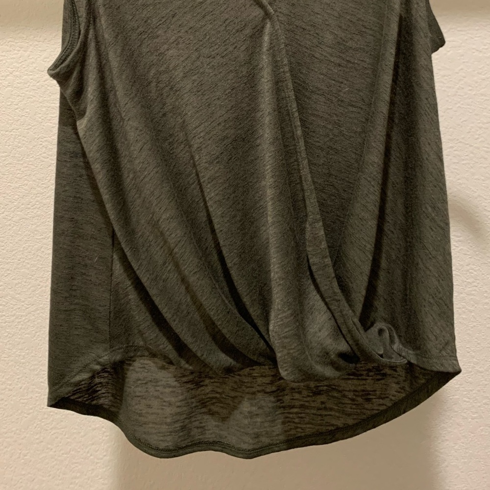 Sleeveless Universal Thread top - Picture 2 of 4